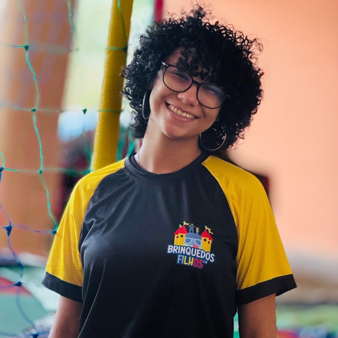Integrante da equipe com a camiseta da Brinquedos Filhos E M