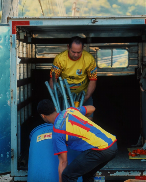 Equipe carregando os equipamentos no caminhão