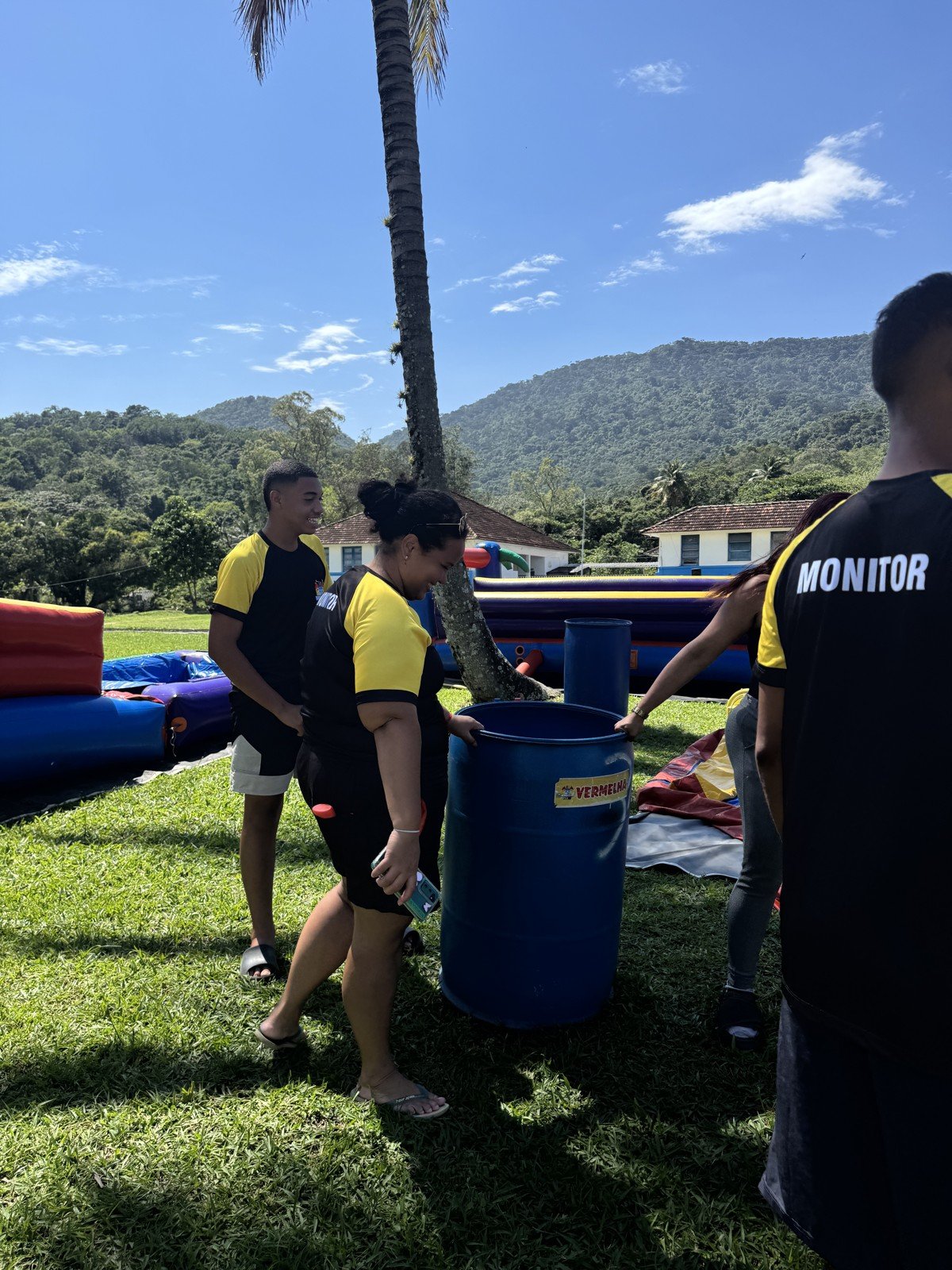Equipe transportando materiais junto aos brinquedos infláveis